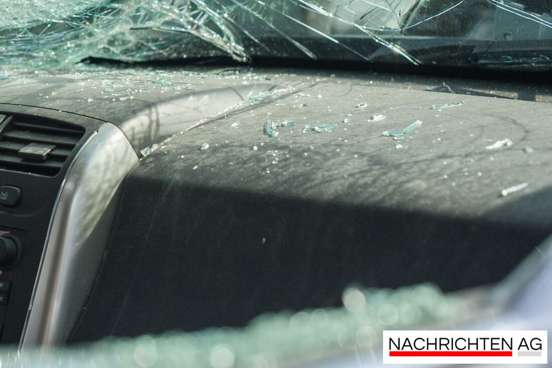 Am 31.05.2025 wird eine Radfahrerin im Kreis Warendorf bei einem schweren Unfall von einem Auto erfasst. Die Polizei ermittelt.